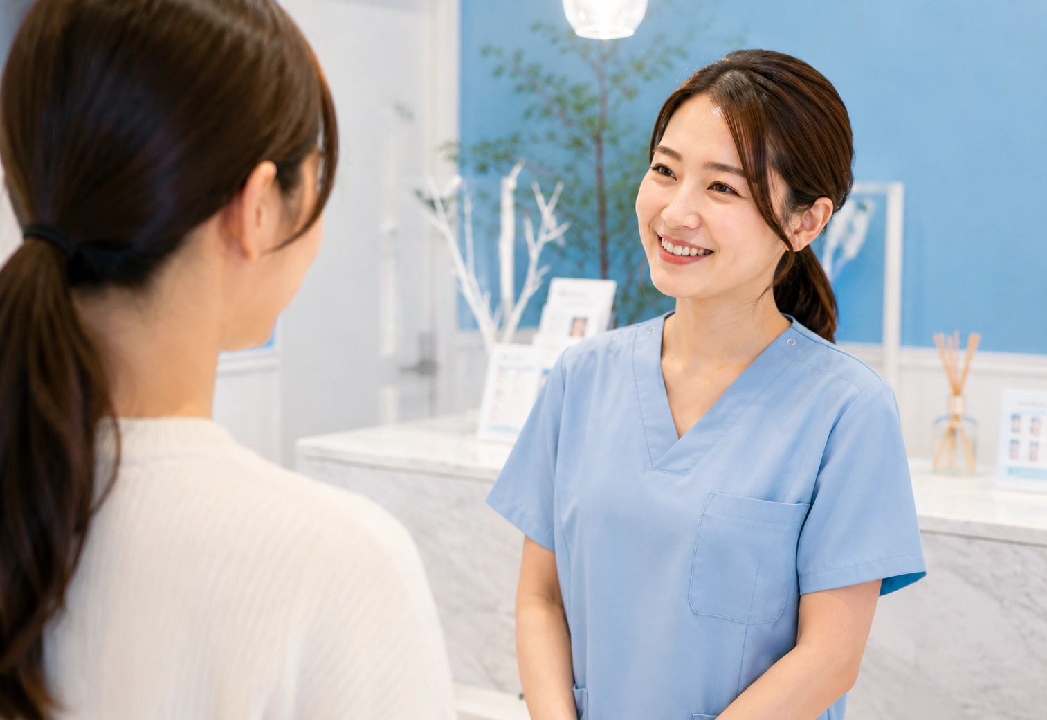 IASOスタッフがお客様へ丁寧に案内する様子