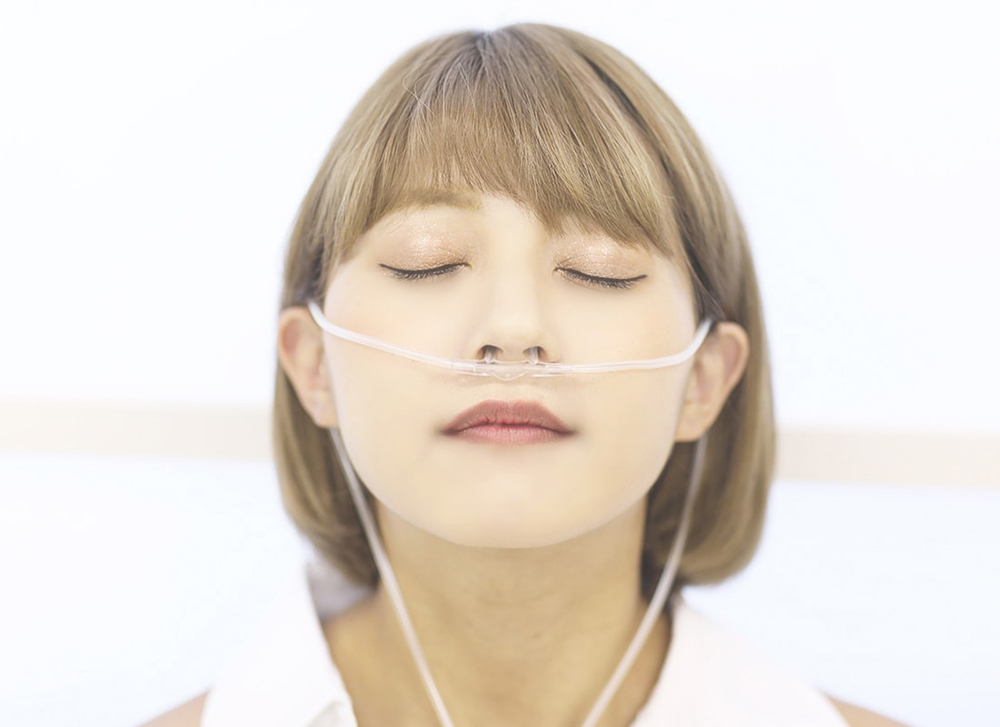 水素吸入している女性